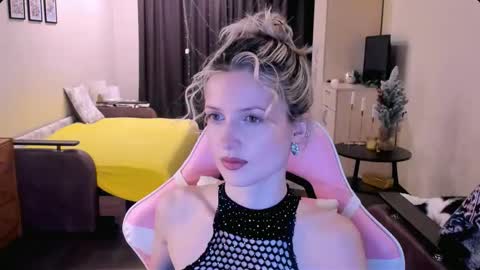 Snapshot of julie_flores chatting on 11/13/25, 03:55 Julie online show from 11/13/25, 03:55