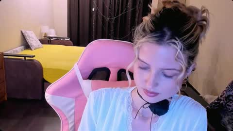 Snapshot of julie_flores chatting on 11/14/25, 07:45 Julie online show from 11/14/25, 07:45