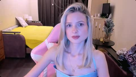 Snapshot of julie_flores chatting on 11/15/25, 03:52 Julie online show from 11/15/25, 03:52