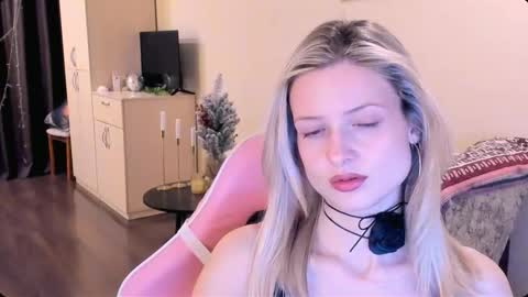 Snapshot of julie_flores chatting on 11/16/25, 02:55 Julie online show from 11/16/25, 02:55