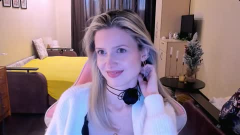 Snapshot of julie_flores chatting on 11/17/25, 03:34 Julie online show from 11/17/25, 03:34