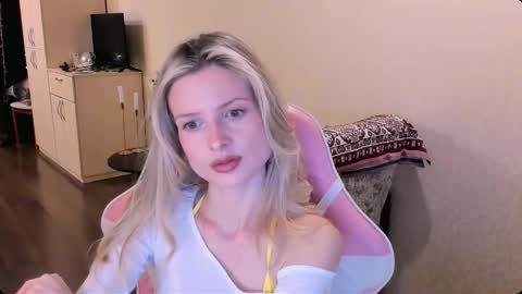 Snapshot of julie_flores chatting on 11/18/25, 04:33 Julie online show from 11/18/25, 04:33