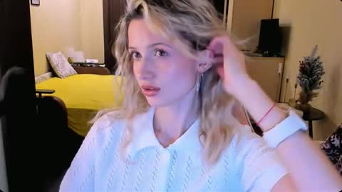 Snapshot of julie_flores chatting on 11/25/25, 01:22 Julie online show from 11/25/25, 01:22