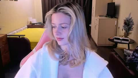 Snapshot of julie_flores chatting on 11/28/25, 03:09 Julie online show from 11/28/25, 03:09