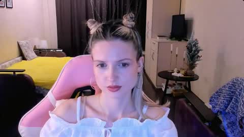 Snapshot of julie_flores chatting on 12/03/25, 02:04 Julie online show from 12/03/25, 02:04