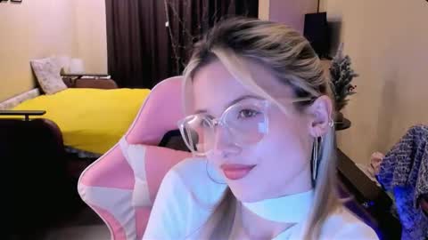 Snapshot of julie_flores chatting on 12/04/25, 02:04 Julie online show from 12/04/25, 02:04