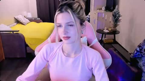 Snapshot of julie_flores chatting on 12/16/25, 04:01 Julie online show from 12/16/25, 04:01