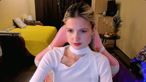 Snapshot of julie_flores chatting on 12/18/25, 02:45 Julie online show from 12/18/25, 02:45