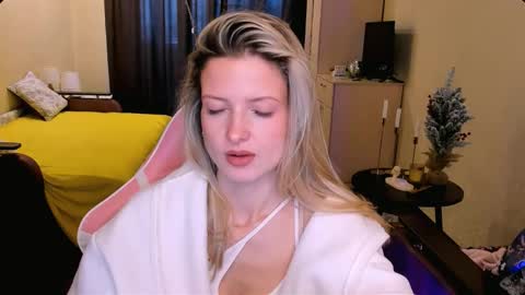 Snapshot of julie_flores chatting on 12/21/25, 08:43 Julie online show from 12/21/25, 08:43