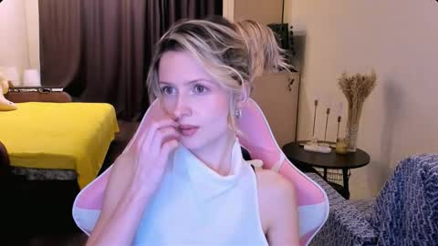 Snapshot of julie_flores chatting on 02/03/26, 12:43 Julie online show from 02/03/26, 12:43