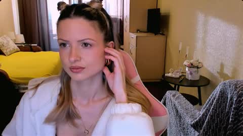 Snapshot of julie_flores chatting on 02/20/26, 04:42 Julie online show from 02/20/26, 04:42