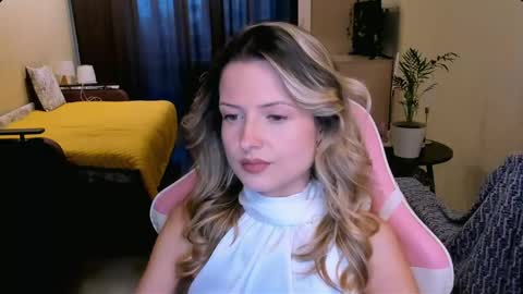 Snapshot of julie_flores chatting on 04/28/26, 02:11 Julie online show from 04/28/26, 02:11