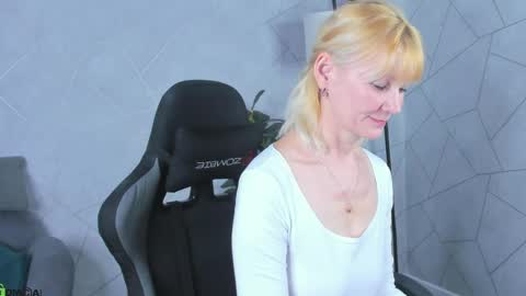 Julie Lucasss online show from 04/23/26, 12:45