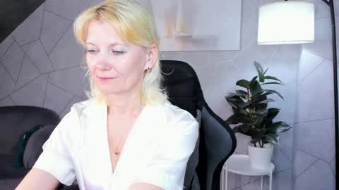 Julie Lucasss online show from 06/04/26, 12:16