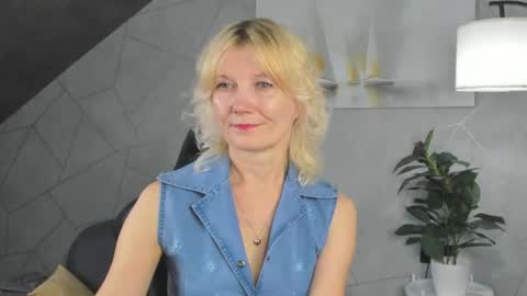 Snapshot of julie_lucasss chatting on 06/25/26, 12:21 Julie Lucasss online show from 06/25/26, 12:21