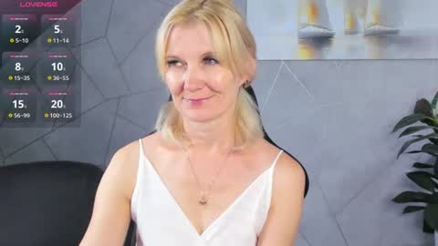 Snapshot of julie_lucasss chatting on 07/23/26, 12:24 Julie Lucasss online show from 07/23/26, 12:24