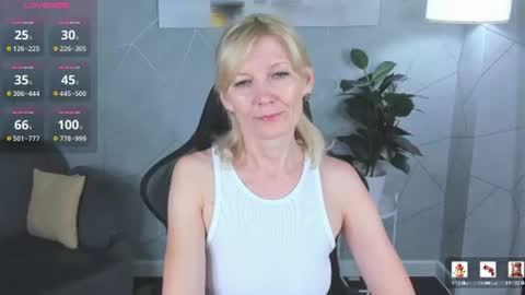 Snapshot of julie_lucasss chatting on 07/27/26, 12:17 Julie Lucasss online show from 07/27/26, 12:17