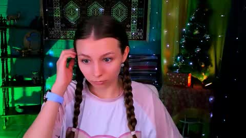 Snapshot of juliedaniel chatting on 12/17/25, 08:53 juliedaniel online show from 12/17/25, 08:53