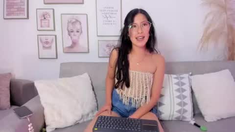 juliee_ross online show from 06/18/26, 01:37