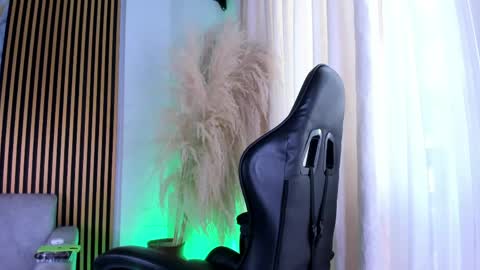 Snapshot of juliensaint_ chatting on 05/06/26, 12:43 Julien online show from 05/06/26, 12:43