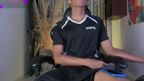 Snapshot of juliensaint_ chatting on 05/21/26, 10:44 Julien online show from 05/21/26, 10:44