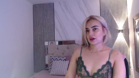 julieta__fox_ online show from 04/05/26, 01:36