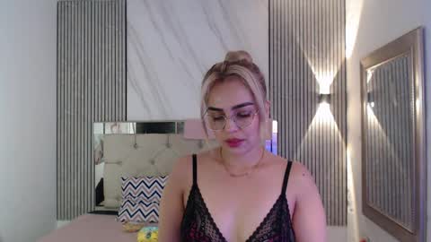 julieta__fox_ online show from 04/08/26, 03:50