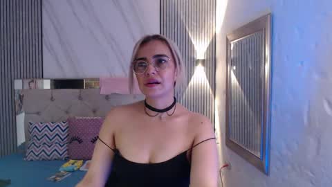 julieta__fox_ online show from 04/20/26, 10:44