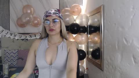 julieta__fox_ online show from 04/24/26, 03:20