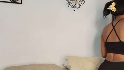 Snapshot of julieta_aguilar chatting on 10/31/25, 07:59 Juli online show from 10/31/25, 07:59