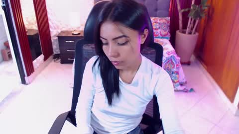 julieta_fn online show from 02/21/25, 12:39