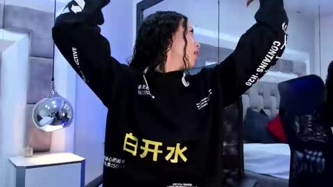 Hi guys It is a pleasure to have you here I am Julieta  online show from 10/08/25, 11:52