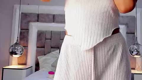 Hi guys It is a pleasure to have you here I am Julieta  online show from 12/02/25, 12:21