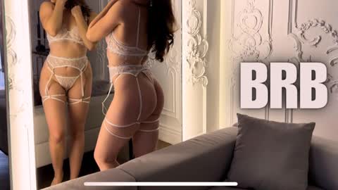 Snapshot of juliette_junson chatting on 03/01/25, 04:00 Julie online show from 03/01/25, 04:00