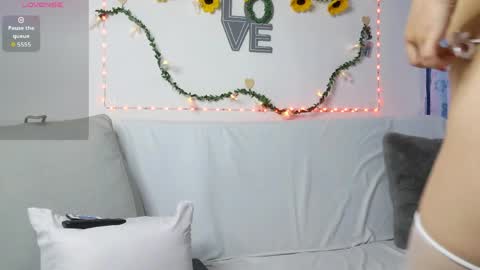 Snapshot of juliette_r chatting on 05/19/26, 11:44 Juliette online show from 05/19/26, 11:44