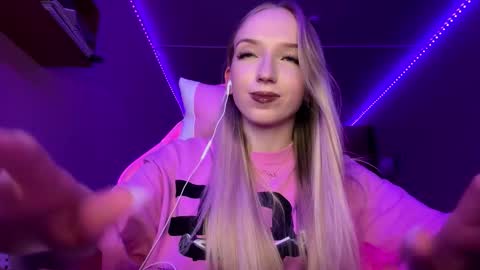 Snapshot of julissariecke chatting on 10/04/25, 04:38 Sofie online show from 10/04/25, 04:38