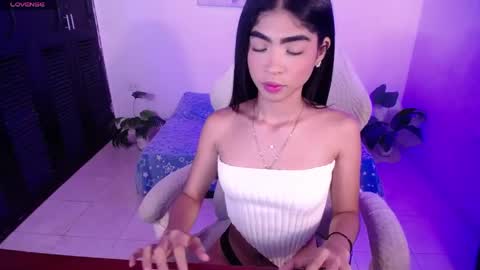 Snapshot of jully_dreams chatting on 04/18/26, 06:23 July online show from 04/18/26, 06:23