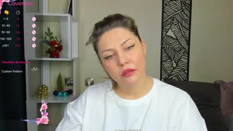 Snapshot of jully_rox chatting on 12/08/24, 01:35 Jully online show from 12/08/24, 01:35