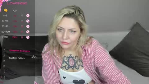 Snapshot of jully_rox chatting on 02/10/25, 08:42 Jully online show from 02/10/25, 08:42