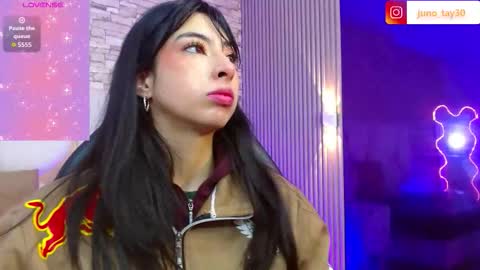 Snapshot of juno_tay chatting on 11/21/25, 11:42 JUNO online show from 11/21/25, 11:42