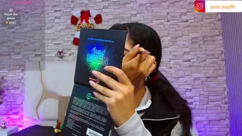 Snapshot of juno_tay chatting on 11/27/25, 11:34 JUNO online show from 11/27/25, 11:34