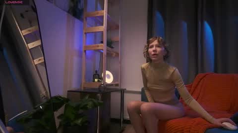 Caroline but call me Carrie online show from 12/05/25, 11:30