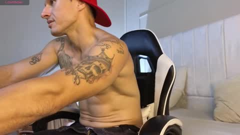 Snapshot of justin_valverde chatting on 10/22/25, 03:18 Justin online show from 10/22/25, 03:18