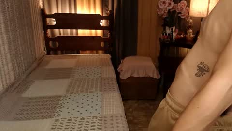 justine_hunk online show from 12/16/24, 10:18
