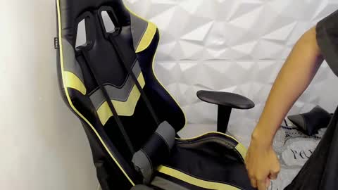 Snapshot of justinn_33 chatting on 02/20/25, 06:02 J U S T I N online show from 02/20/25, 06:02