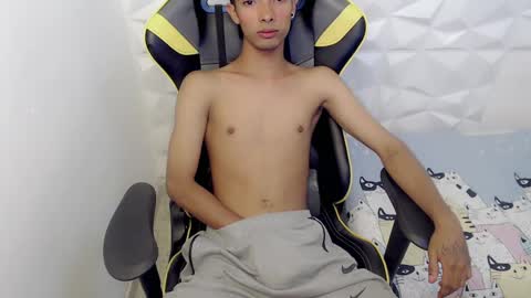 Snapshot of justinn_33 chatting on 02/25/25, 07:03 J U S T I N online show from 02/25/25, 07:03