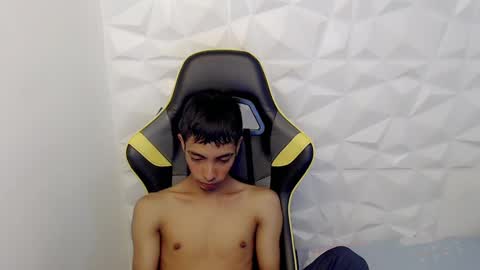 Snapshot of justinn_33 chatting on 02/26/25, 06:32 J U S T I N online show from 02/26/25, 06:32