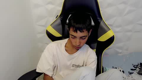 Snapshot of justinn_33 chatting on 02/27/25, 07:26 J U S T I N online show from 02/27/25, 07:26