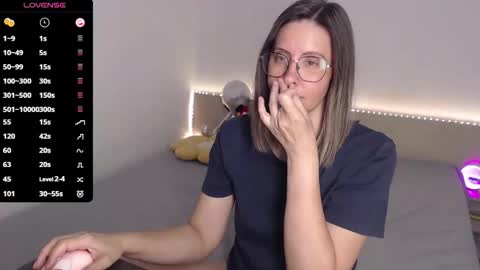 Julie online show from 06/08/26, 03:51