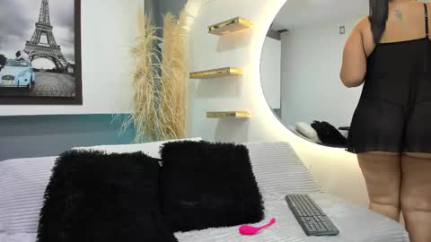 Snapshot of kagomme_h chatting on 11/11/25, 04:56 Antonella online show from 11/11/25, 04:56